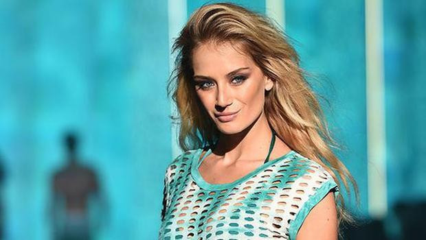 Ateşli pozlar verirken aynayı hesaba katmadı - Resim: 2