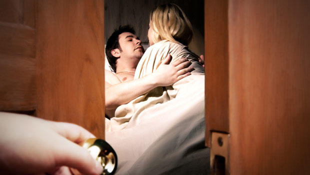 İhanetten şüphelenen koca eşinin telefonuna... - Resim: 2