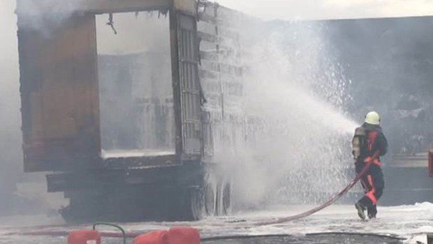 İstanbul'da kimyasal yüklü TIR'larda yangın - Resim: 1