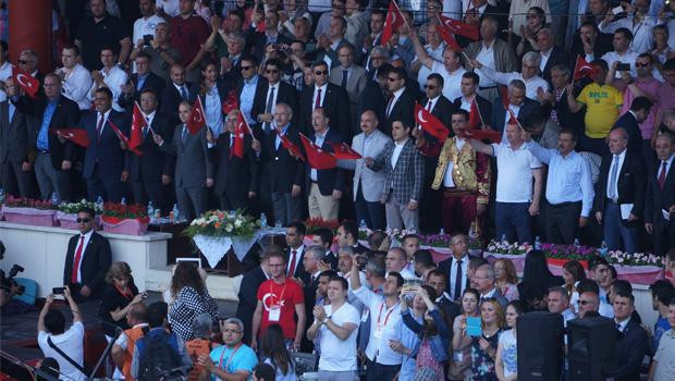 Kırkpınar'da Türk bayrağı ayakta selamlandı - Resim: 1