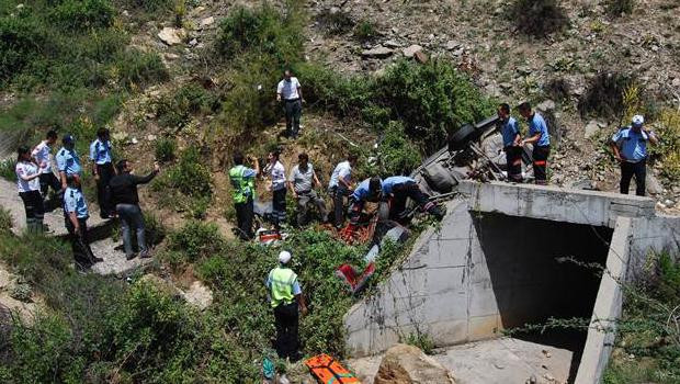 Otomobil uçuruma yuvarlandı! Kanlar içinde izledi - Resim: 3