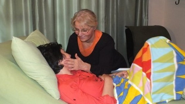 Beş dil bilen ünlü spikeri koca dayağı felç etti - Resim: 1