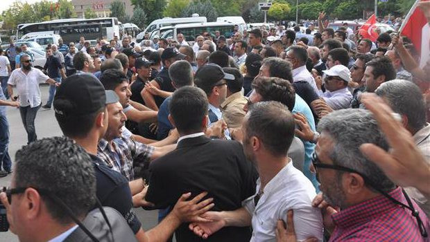 Şehit cenazesinde Yalçın Akdoğan’a protesto - Resim: 3