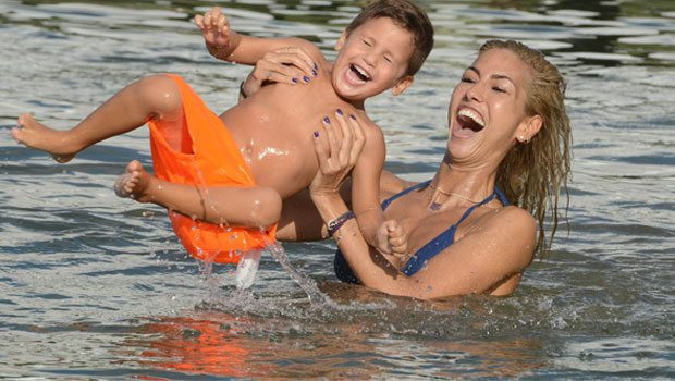 Çağla Şikel mini bikinisiyle nefes kesti - Resim: 1