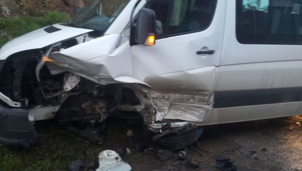 Bodrum'da öğrenci servisi ile otomobil çarpıştı! Yaralılar var - Resim: 1