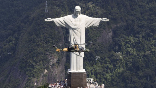 Atak'tan Brezilya semalarında İsa Heykeli ile poz - Resim: 0