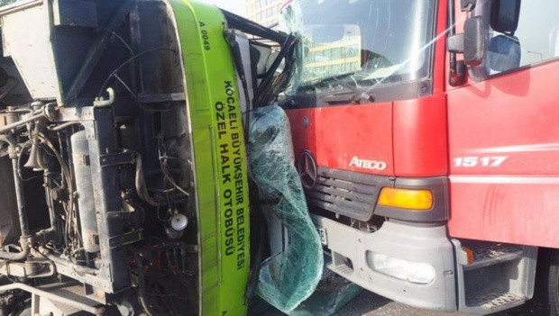 D-100 karayolunda dehşet dakikaları! 6 araç birbirine girdi - Resim: 0