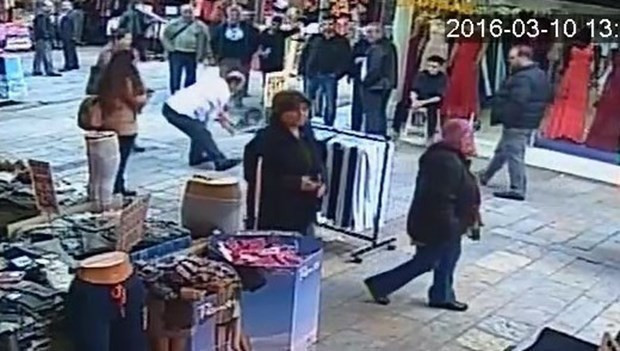 Suriyeli çocuğu yerden yere vurdu - Resim: 4