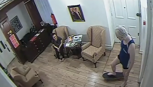 Ekvador Büyükelçiliği'ndeyken Assange'ın iç çamaşırıyla kaykay yaparken görüntüleri çıktı! - Resim: 1