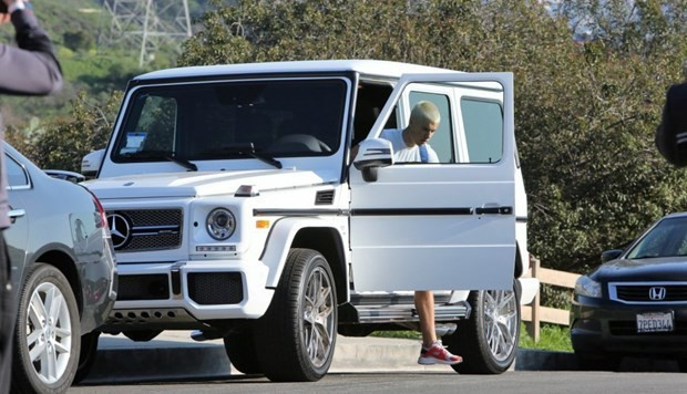 Araba kullanırken telefon kullanırsan böyle olur Justin! - Resim: 2