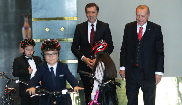 Erdoğan'ın koltuğu devrettiği çocuktan kabine revizyonu sorusuna yanıt - Resim: 1