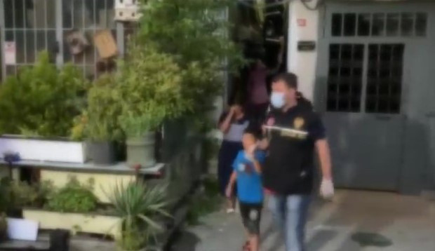 Zeytinburnu'nda kadın ve çocukları dilendiren şebekeye operasyon: 12 çocuk kurtarıldı - Resim: 0
