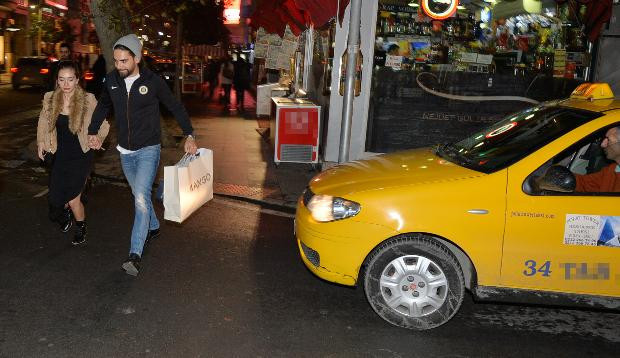 Ünlü aşıklar trafik kurallarını umursamadı bile... - Resim: 1