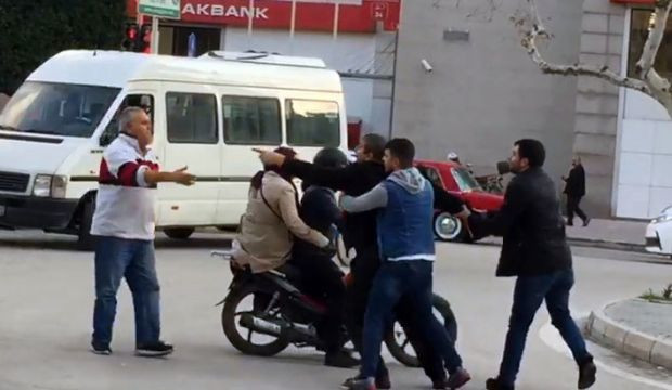 Adana'da sürücü ile yaya birbirine girdi! O anlar kamerada - Resim: 0