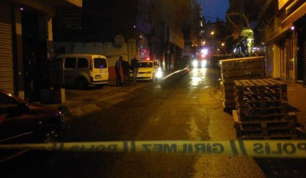 Fatih'te polis tartıştığı kişiyi silahla vurdu! - Resim: 0