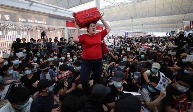 Hong Kong Havalimanı karıştı! Polis müdahale etti - Resim: 1
