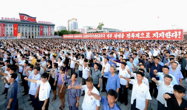 Kuzey Kore'de savaş alarmı binlerce kişi meydanlara indi - Resim: 2