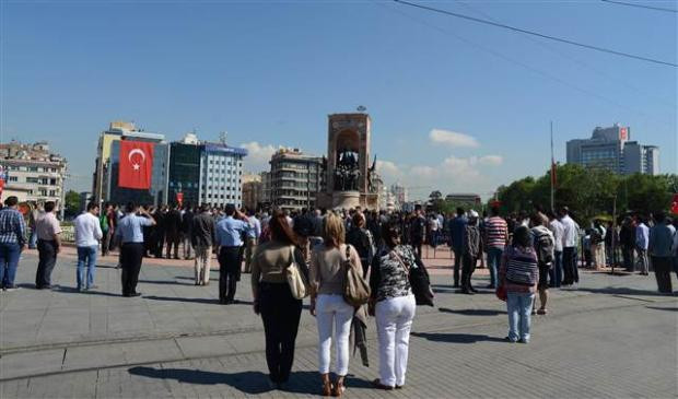 Taksim'de 2 dakika süren tören gerginliği - Resim: 2