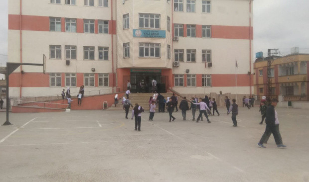 Top oynarken dili boğazına kaçtı! Okul güvenliği hayata döndürdü - Resim: 0