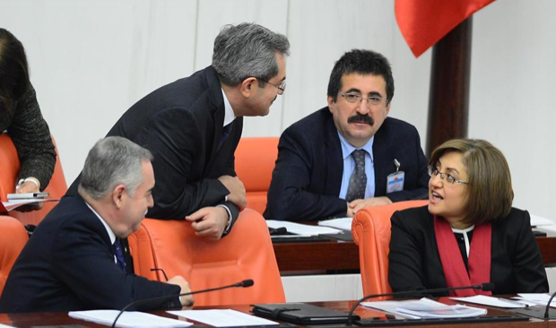 Kadın vekiller küfüre karşı ayaklandı - Resim: 1