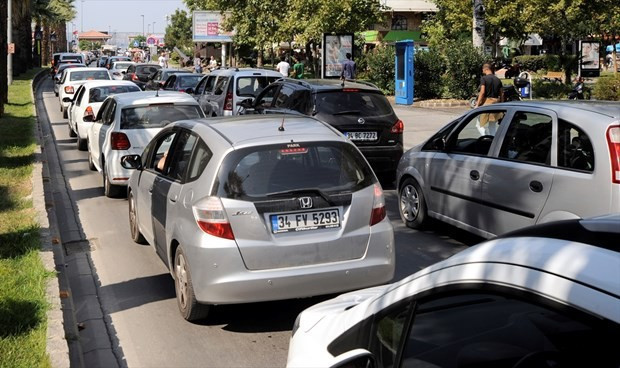 Dönüş trafiği erken başladı yoğunluk artıyor - Resim: 1