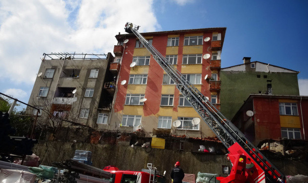 Ümraniye'de korku dolu anlar! Çatı katı alev alev yandı - Resim: 1