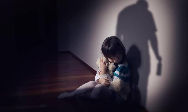 Şu iğrençliğe bakın! Meyve suyu vereceğim diye cami tuvaletine götürüp... - Resim: 1