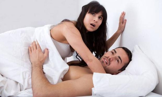 İşten eve dönünce şok oldu! Karısını yarı çıplak aldatırken bastı - Resim: 1