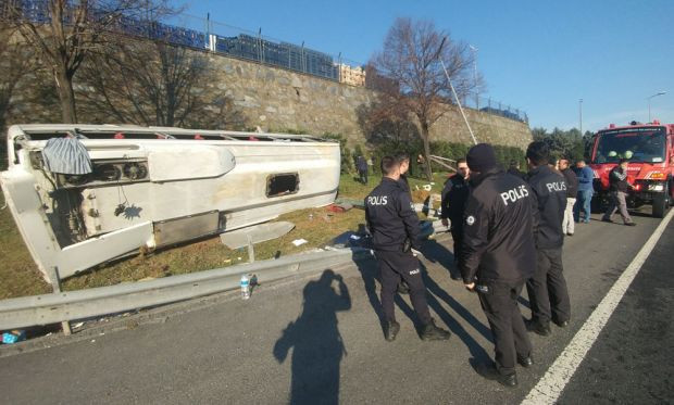 Bayrampaşa'da servis minibüsü devrildi! Çok sayıda yaralı var - Resim: 0