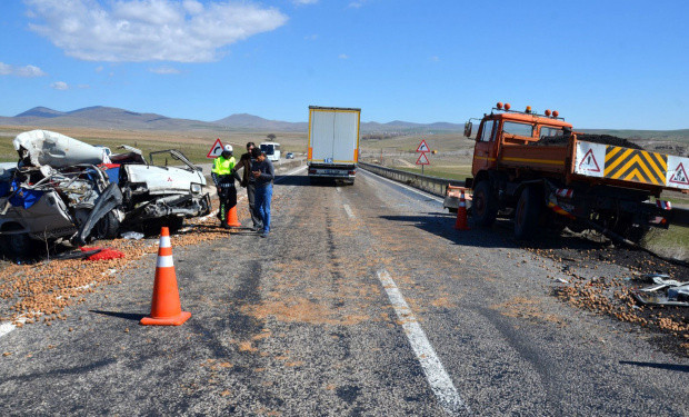 Aksaray'da minübüs kamyona çarptı! Yaralılar var - Resim: 0