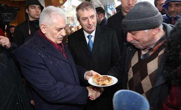 Yıldırım Sarıyer'de börek yedi, martılara simit attı - Resim: 1
