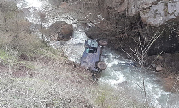Polis özel harekat aracı dereye yuvarlandı: 6 polis yaralı - Resim: 0