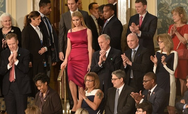 Elbisesi ' ciddiyetsiz' bulundu - Resim: 1