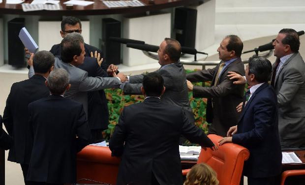 Meclis'te torba yasa kitaplı kavga - Resim: 4