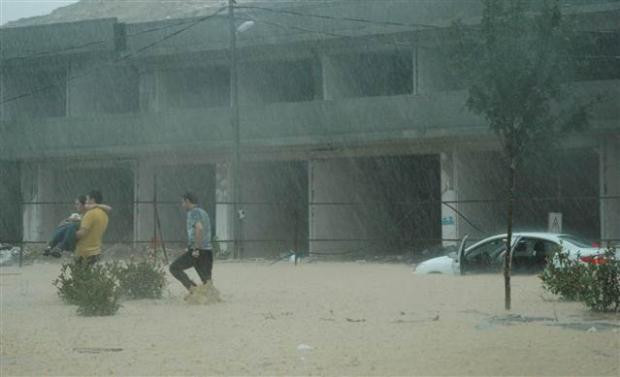 Kadın sürücü aracın içinde mahsur kaldı - Resim: 2