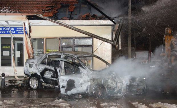 Karaman'da feci kaza! Alev topuna dönen araçtan son anda çıkarıldılar - Resim: 0