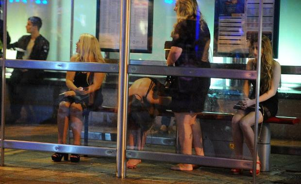 İngiltere yılbaşı gecesinde sapıttı - Resim: 4