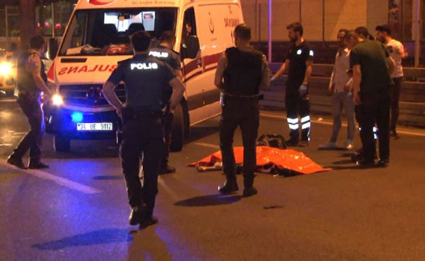 İstanbul'da feci kaza! Üst geçitten düştü - Resim: 0