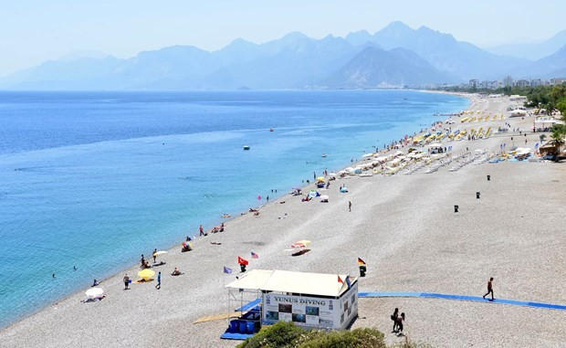 Konyaaltı sahili bir kaç yerli turiste kaldı - Resim: 3