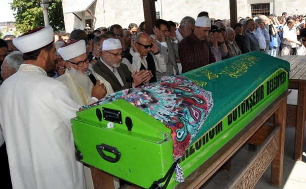 Korgeneral Zekai Aksakallı, annesini son yolculuğuna uğurladı - Resim: 2