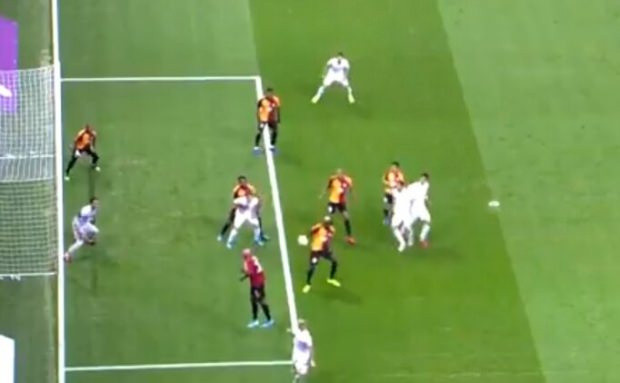 G.Saray maçında penaltı tartışması! Toroğlu bakın ne dedi? - Resim: 0