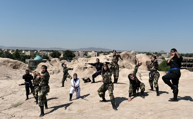 İran'ın Ninja Kadınları göz korkuttu - Resim: 1