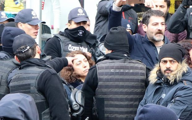 HDP'li milletvekili Saliha Aydeniz, polis memurunun kolunu ısırdı - Resim: 0