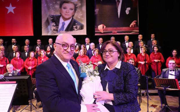 Fatma Şahin "Şimdi Uzaklardasın" şarkısını seslendirdi - Resim: 0