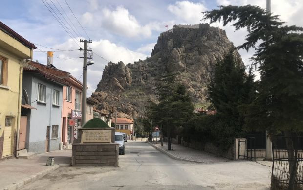 Yol ortasındaki mezar, görenleri şaşırtıyor! - Resim: 1