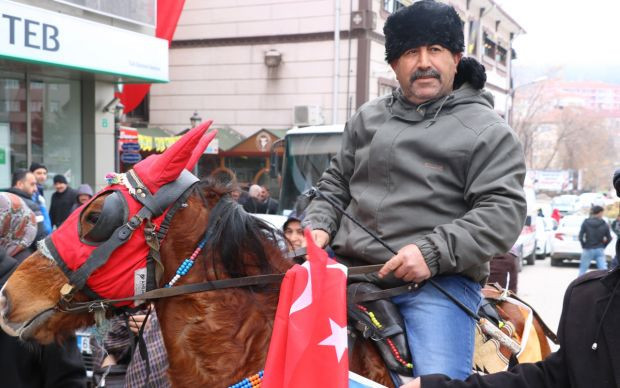 Mitinge atıyla geldi, polis engeline takıldı! - Resim: 0