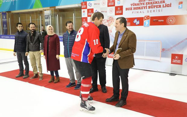 Buz hokeyi erkeklerde şampiyon Zeytinburnu Belediyesi Spor Kulübü oldu - Resim: 1