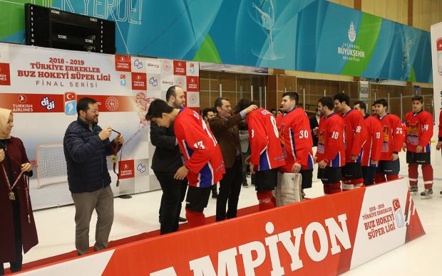 Buz hokeyi erkeklerde şampiyon Zeytinburnu Belediyesi Spor Kulübü oldu - Resim: 2