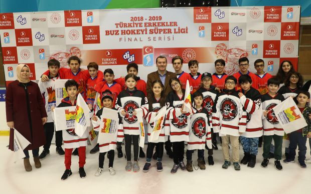 Buz hokeyi erkeklerde şampiyon Zeytinburnu Belediyesi Spor Kulübü oldu - Resim: 5