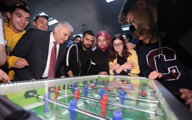 Binali Yıldırım'dan öğrencilere sürpriz ziyaret bu kez langırt oynadı - Resim: 0